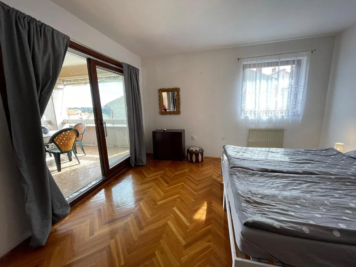 Apartments Valsaline Pula 0*,
